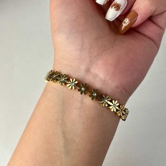 Daisy Bloom Gold Bangle